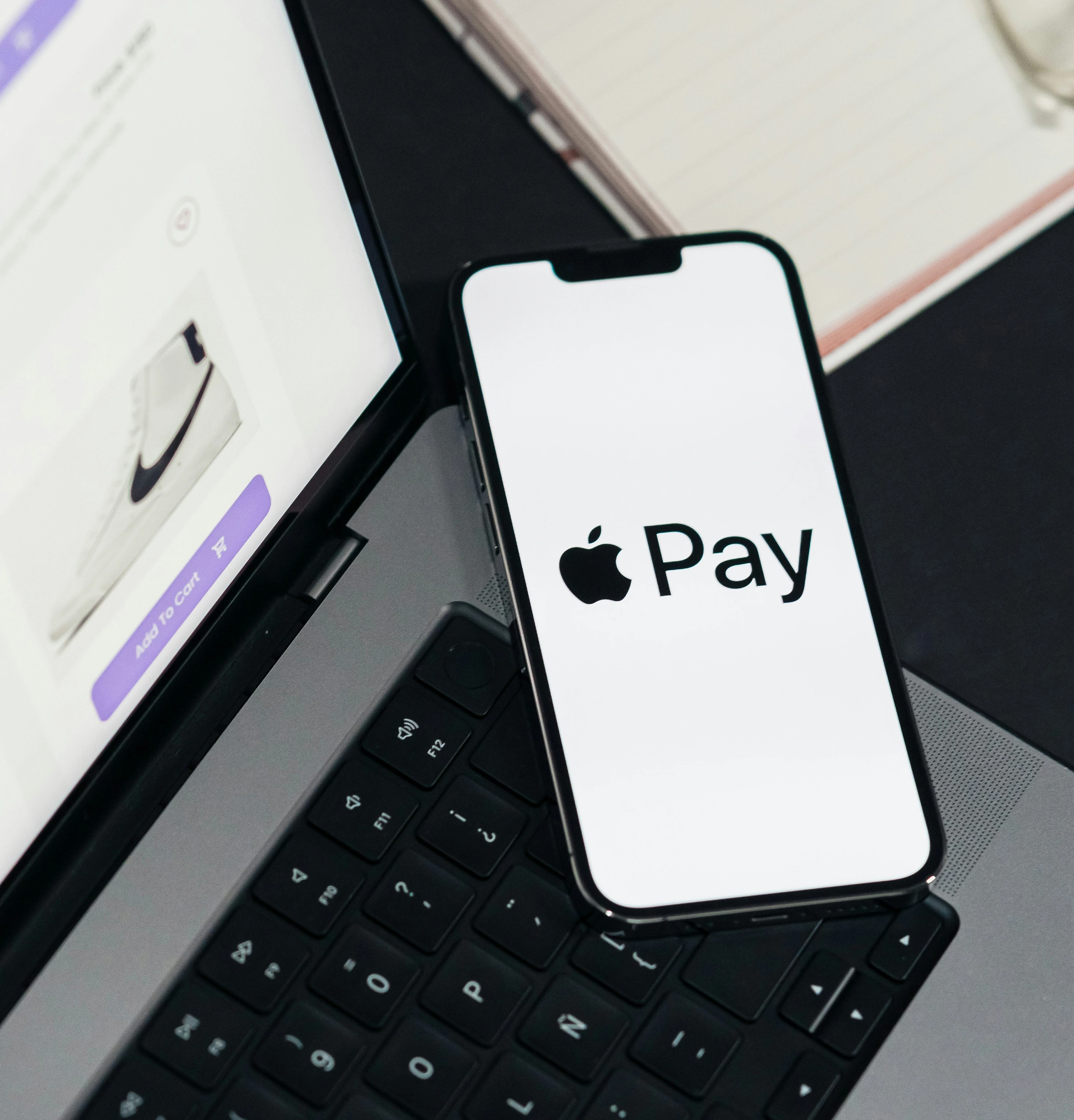 Smartphone med Apple Pay på en laptop
